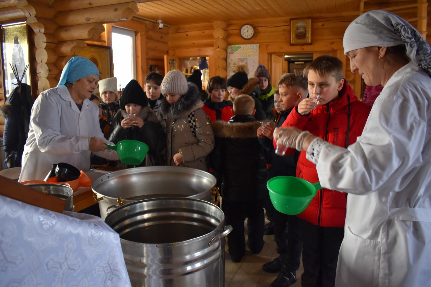Школьники посетили храм в крещенский сочельник